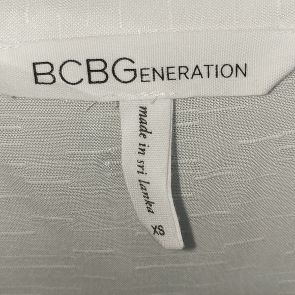BCBGeneration White Button Up Tie Front Crop Top - Picture 2 of 10